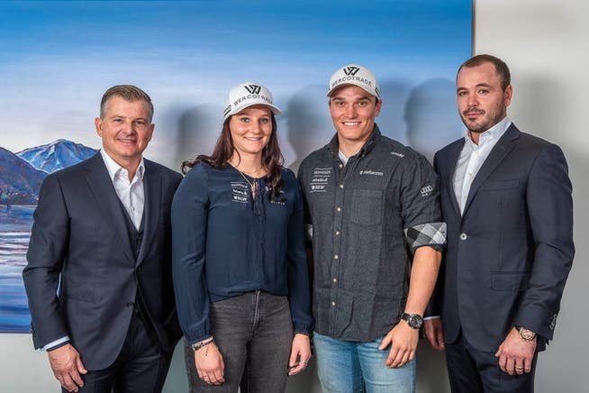 Werco Trade sponsert verschiedener Talente aus dem alpinen Skirennsport wie die Geschwister Carole und Semyel Bissig (in der Mitte). Links Werco-Trade-CEO Marco Wermelinger, rechts COO Michael Müller.