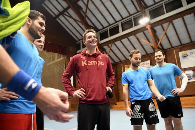 Die Städtli-Handballer fühlen sich spielbereit: Trainer Björn Navarin (Mitte) mit Seppi Zuber (v.l.n.r), Goalie Alex Wagner, Philipp Wildi und Jonathan Knecht.