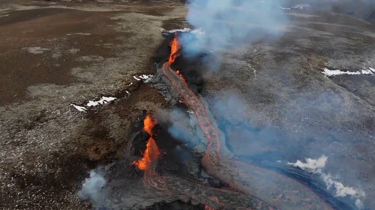 Island: Erdrisse mit sprudelnder Lava ziehen unzählige Schaulustige an