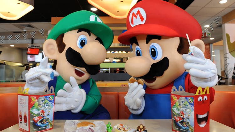 Plastikfiguren wie jene der Computerspiel-Charaktere Mario (rechts) und Luigi gehören seit Jahren zu McDonald's «Happy Meal». Das könnte sich nun vermehrt ändern. (Handout / Getty Images North America)