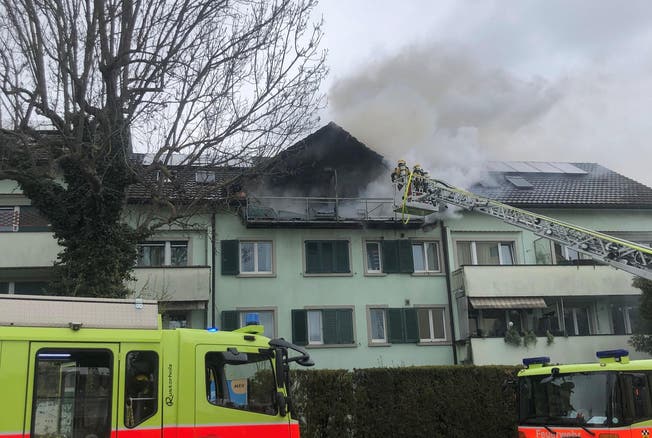 Das Feuer konnte rasch gelöscht werden und die Feuerwehr konnte verhindern, dass die Flammen auf das angrenzende Wohnhaus übergehen.