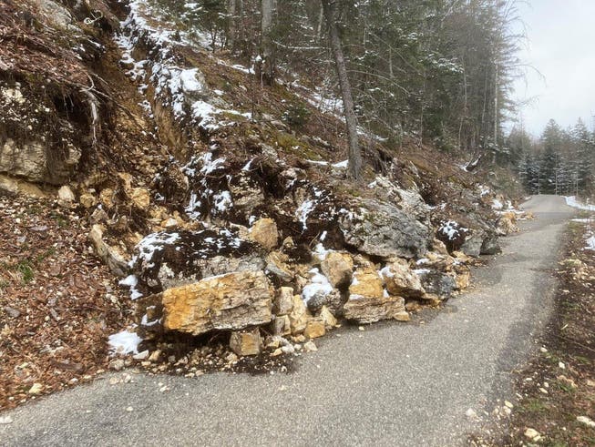 Die Binzstrasse von Gänsbrunnen Richtung Binzberg ist nach einem Felssturz gesperrt.