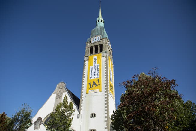Übergrosse Banner zur Konzernverantwortungsinitiative hängen an der reformierten Pauluskirche in Bern. Geht gar nicht, finden die Jungfreisinnigen.