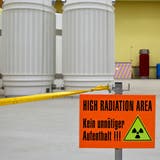 Das Zwilag behandelt schwach- und mittelradioaktive Abfälle, und lagert diese sowie abgebrannte und wiederaufbereitete Brennelemente aus den schweizerischen Kernkraftwerken, bis sie einer endgültigen Lagerung zugeführt werden können. (Keystone / Archiv)