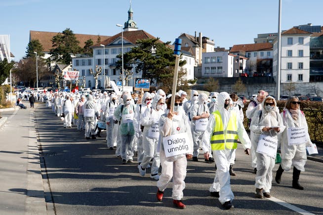 Bis zu 3000 Personen zogen beim «stillen Protest» gegen die Coronamassnahmen am 20. Februar durch Wohlen ‒ nun wollen die Skeptiker am 8. Mai in Aarau oder Wettingen eine Kundgebung durchführen.