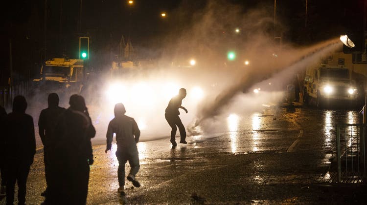 In Belfast ging die Polizei mit Waserwerfern gegen die Randalierenden vor. (Mark Marlow / EPA)
