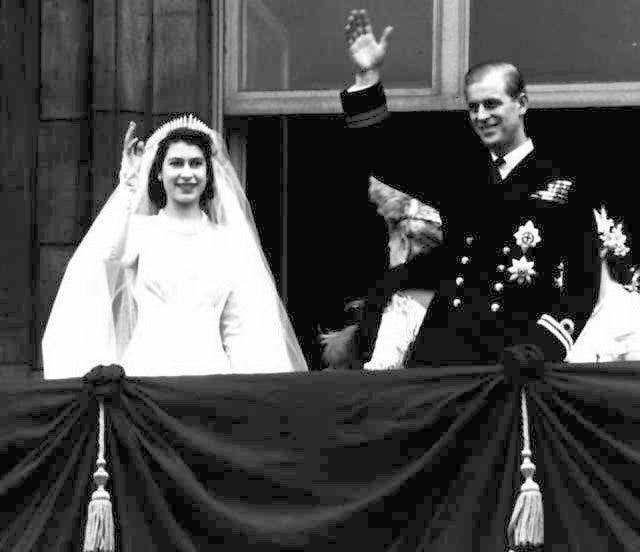 Nach der Hochzeit 1947 winken die beiden vom Balkon des Buckingham Palace. 