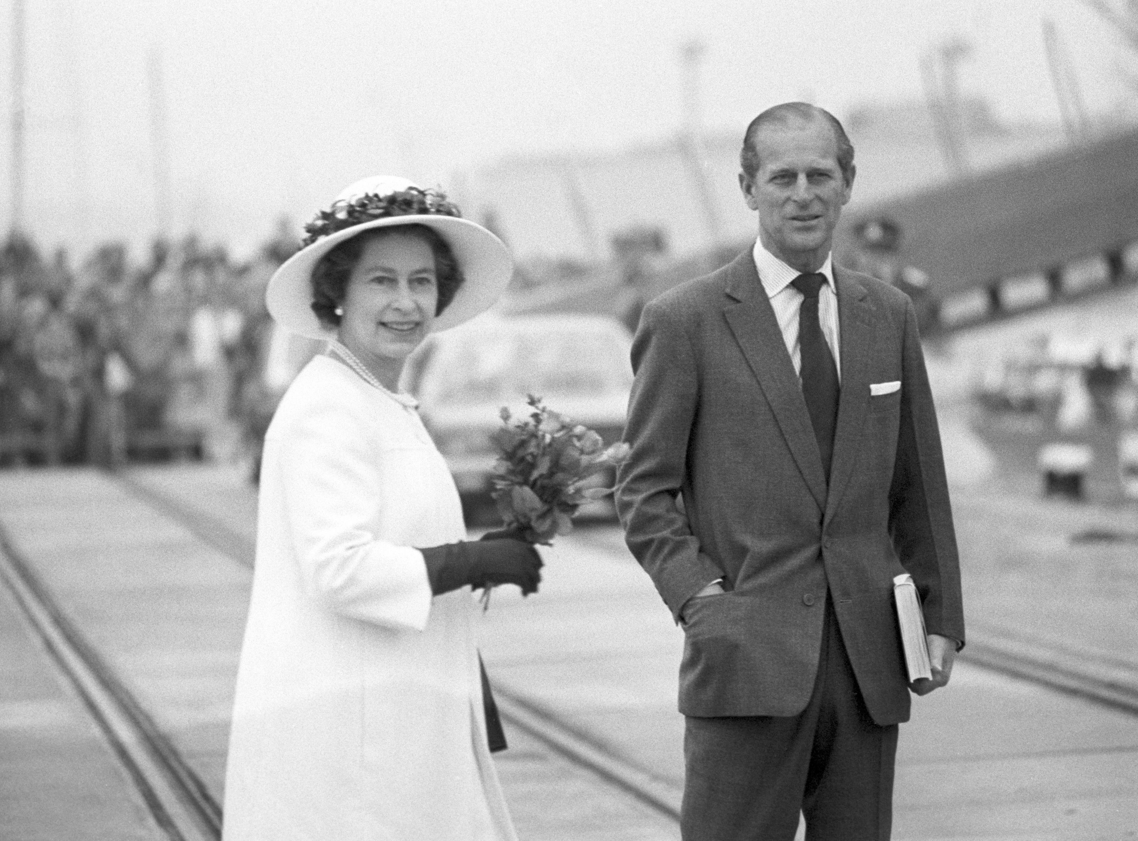 Der rüstige Marineoffizier und die stets elegant gekleidete Queen - ein Paar das gut in die traditionelle Welt der Royals passte. 