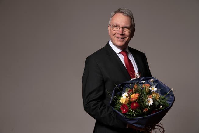 Blühendes Dankeschön: Markus Isenrich wurde an der GV als Verwaltungsratspräsident verabschiedet.