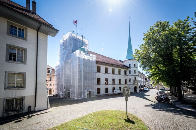Das Rathaus (hier während einer Sanierung 2020) ist nur eines von 56 Gebäuden, in denen die kantonale Verwaltung untergebracht ist. 