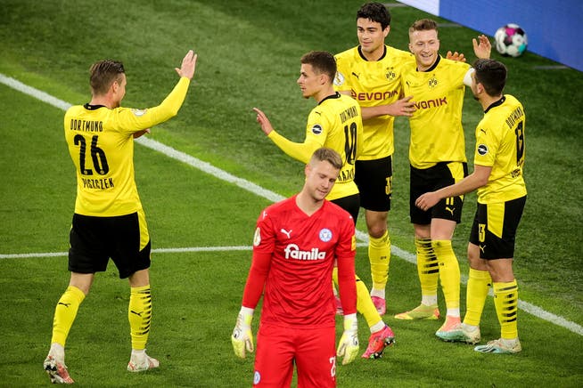 Die Dortmunder feiern das Tor zum 3:0.