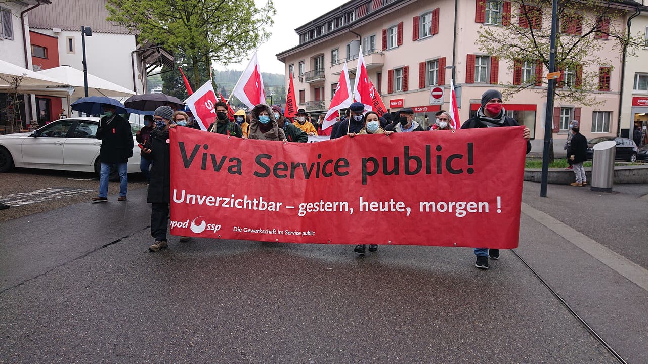 Gut 60 Personen feierten unter dem Motto «Mindestlohn jetzt!» in Liestal den 1. Mai