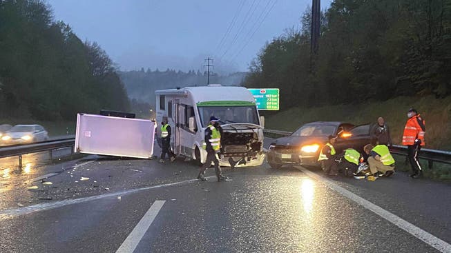 Kolliken Unfall Auf Der A1 Auto Gerat Ins Schleudern Und Stosst Mit Wohnmobil Zusammen