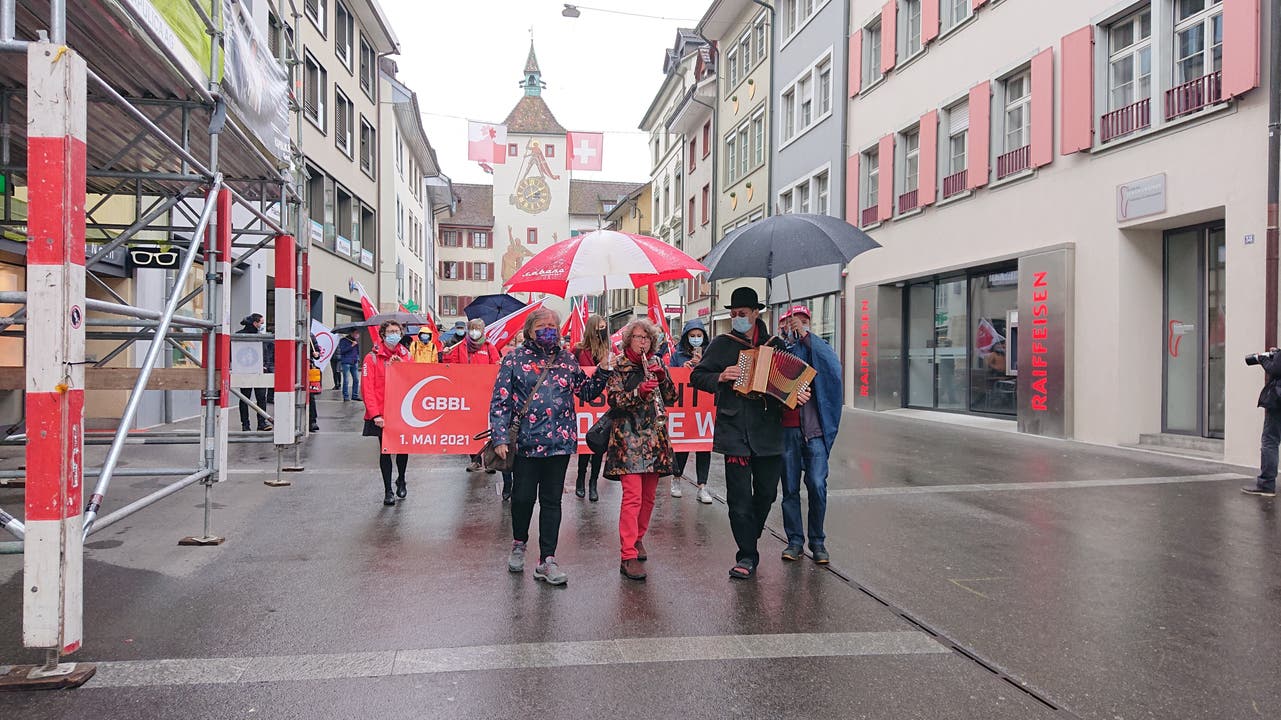 Gut 60 Personen feierten unter dem Motto «Mindestlohn jetzt!» in Liestal den 1. Mai
