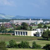 Schulhaus in Scherz: Mit der Fusion mit Lupfig wurde festgelegt, dass Kindergarten sowie Unter- und Mittelstufen wie bisher in den einzelnen Ortsteilen geführt werden. (Bild: mhu (1. Juni 2018))