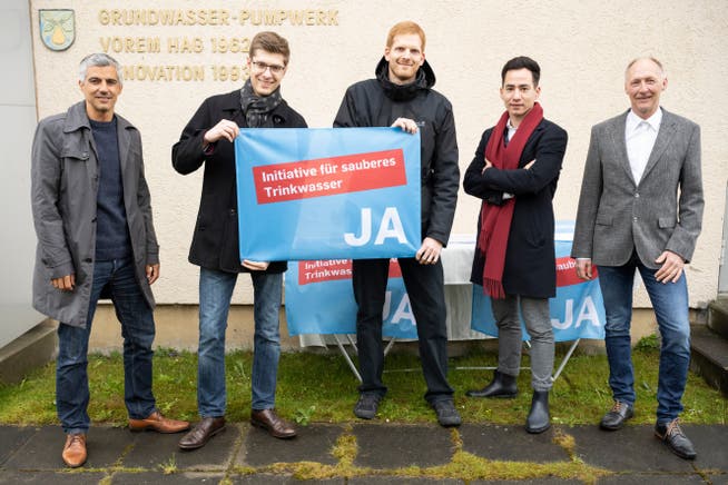 Liberales Komitee Aargau für die Trinkwasserinitiative (v.l.) Gian von Planta, Grossrat glp, Benjamin Riva, Jungfreisinnige, Christian Minder, Grossrat EVP, Yannick Berner, Grossrat FDP, und Roman Mäder, Trinkwasserspezialist, Birr, 7. Mai 2021.