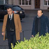Riccardo Santoro (rechts) am Morgen des Prozessauftakts mit seinem Verteidiger Thomas Bosshardt auf dem Weg vors Gericht in Lenzburg. Januar 2019. (Claudio Thoma)