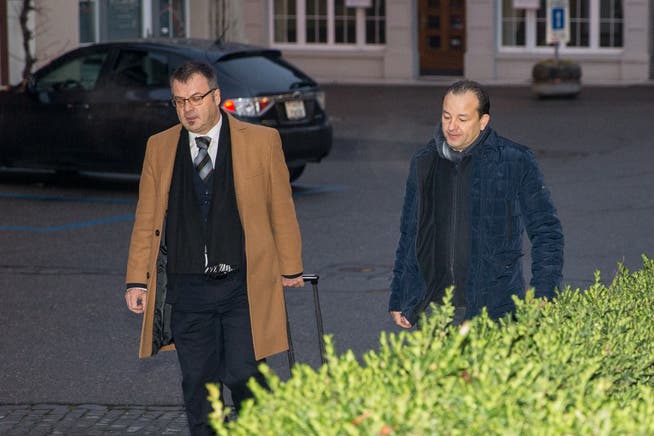 Riccardo Santoro (rechts) am Morgen des Prozessauftakts mit seinem Verteidiger Thomas Bosshardt auf dem Weg vors Gericht in Lenzburg. Januar 2019.