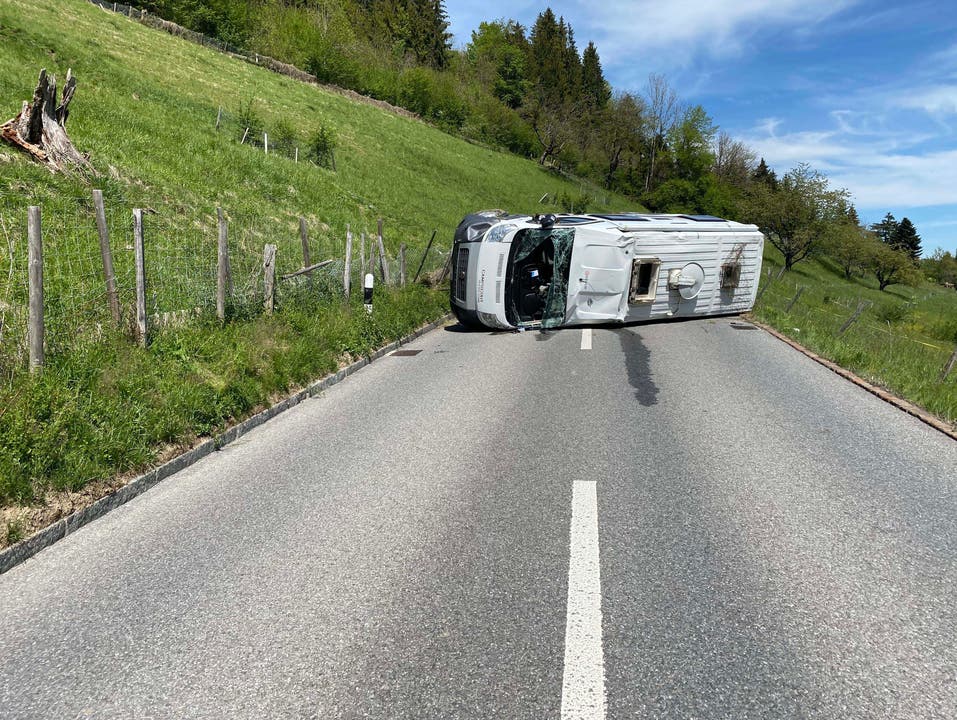 Unterkulm AG, 9. Mai: Ein Camper kommt aus noch unbekannten Gründen von der Fahrbahn ab und überschlägt sich mehrmals. Der Fahrer wurde leicht verletzt.