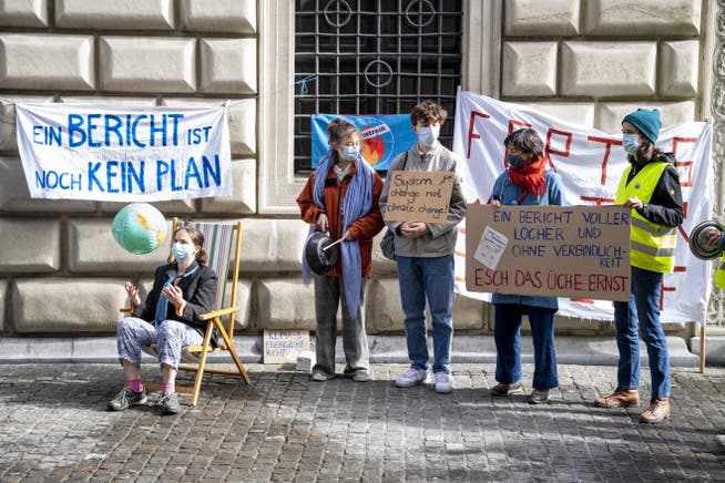 Klimaaktivisten demonstrieren vor dem Luzerner Regierungsgebäude gegen den Klimabericht.