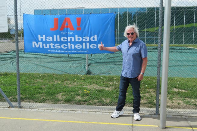 Urs Schweizer ist Präsident der IG Hallenbad Mutschellen, das hier neben der Burkertsmatt-Halle geplant wäre.