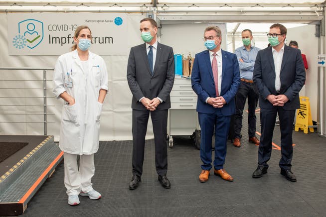 Barbara Jakopp, Jean-Pierre Gallati, Robert Rhiner und Andreas Obrecht im Impfzentrum des Kantonsspital Aarau (KSA).