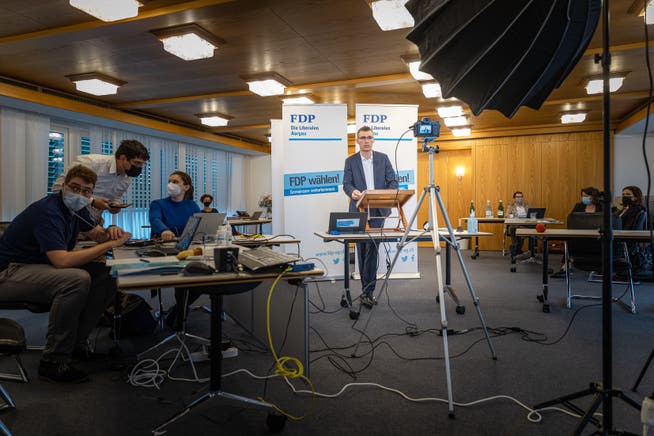 Vor Ort waren Referentinnen und Referenten, Präsidium und Geschäftsstelle. Aufgenommen am 11. Mai 2021 in der AIHK (Handelskammer) in Aarau.