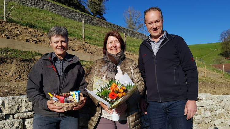 Die SVP Lenzburg nominiert Corin Ballhaus (56, M.) als Stadtratskandidatin. Auf dem Bild SVP-Präsidentin Brigitte Vogel und Michael Häusermann. (Zvg)