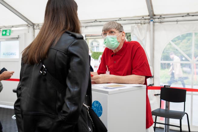 Eine Patientin wird befragt, bevor sie geimpft wird.