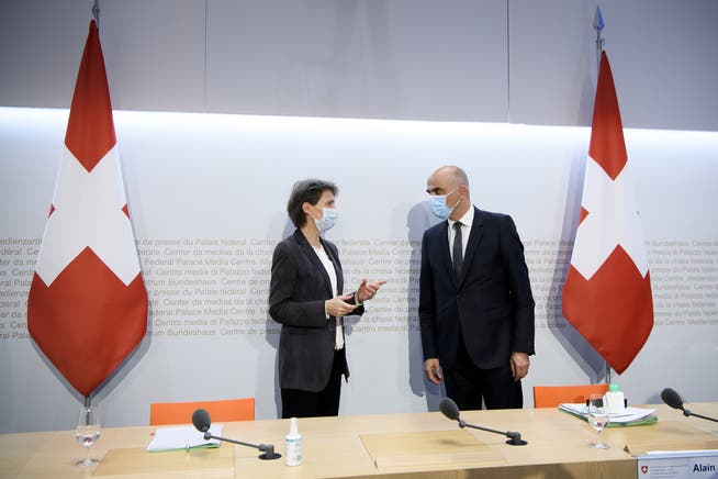 Die SP-Bundesräte Simonetta Sommaruga (links) und Alain Berset wurden erst kurz vor dem Brüssel-Besuch von Guy Parmelin darüber informiert, dass die EU der Schweiz das Angebot gemacht hatte, beim Lohnschutz den Vertragstext wieder zu öffnen.