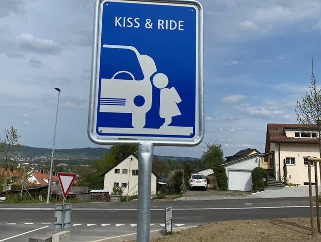 Erst das Küssli, dann das Tschüssli: Diese Tafel zeugt von der "Kiss &amp; Ride"-Zone. 