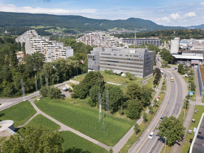 Im Mai 2022 soll der Neubau des Polizeigebäudes der Kantonspolizei Aargau im Aarauer Telli beginnen. Die Profilierung steht bereits. (Blick von Schwimmbad Telli aus Richtung Nordost).