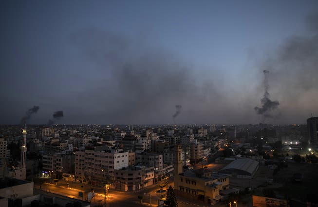 Schwarzer Rauch steigt über Gaza City auf nach Luftangriffen von Israel.