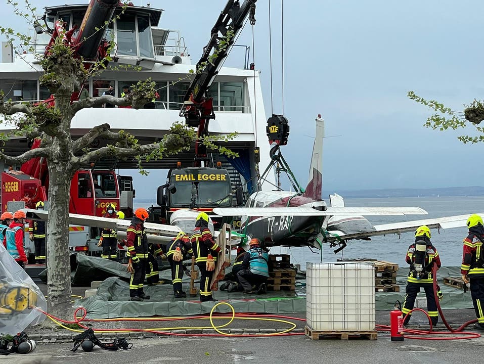 Im Hafen von Rorschach wird das Flugzeug aus dem Boot gehoben.