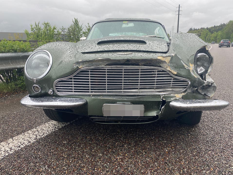 Kölliken AG, 11. Mai: Ein Autofahrer prallt zweimal gegen die Mittelleitplanke der A1. Am Aston Martin des 73-Jährigen entstand grosser Sachschaden.