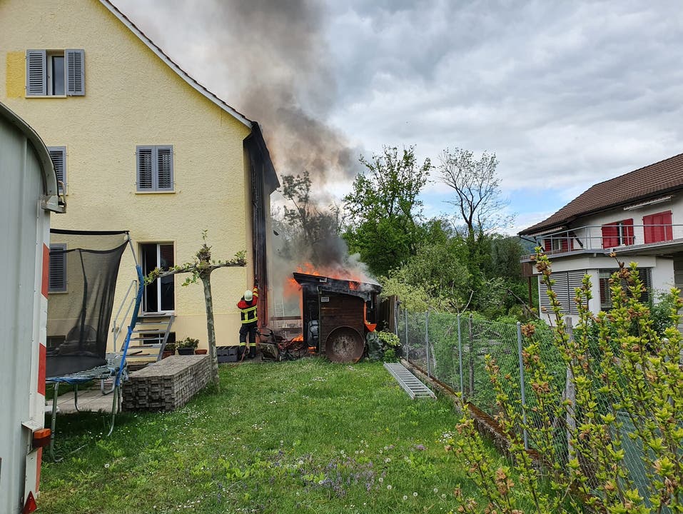 Aarau AG, 12. Mai: Ein Brand am Philosophenweg konnte durch die Feuerwehr unter Kontrolle gebracht werden.