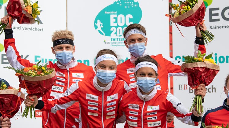 Die Schweizer Sprint-Staffel: Joey Hadorn, Simona Aebersold,  Matthais Kyburz und Elena Roos von links nach rechts. (freshfocus)