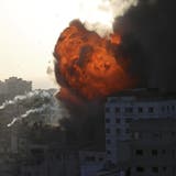 Schwarzer Rauch steigt über Gaza City auf nach Luftangriffen von Israel. (Bild: Khalil Hamra / Keystone (Gaza City, 12. Mai 2021))