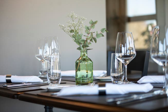 Gedeckte Restauranttische auch drinnen: ab 31. Mai solls möglich sein.