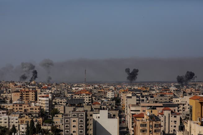 Rauchsäulen über Gaza-Stadt: Israel reagierte mit Luftangriffen auf die Raketen aus Gaza.