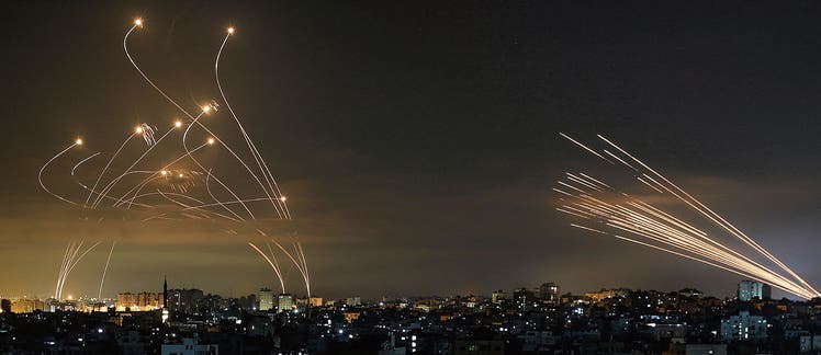 Tödliches Schauspiel am Tel Aviver Nachthimmel: Die Hamas schiesst Raketen aus dem Gazastreifen nach Israel (rechts), Israel lässt Abfangraketen steigen (links). 