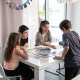 Sophia-Louisa (6), Roan (8) und Nevio (12) spielen mit ihrer Mutter Pascale Herzog Monopoly. (Bild: Manuela Jans-Koch (Hochdorf, 6. Mai 2021))