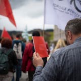 Mit Kuhglocken gegen die Corona-Massnahmen: Am Samstag demonstrierten in Urnäsch rund 500 Personen. (Bild: Benjamin Manser (Urnäsch, 15. Mai 2021))