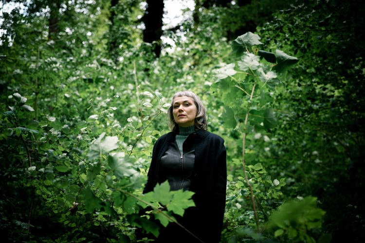Für unseren Fotografen ging die St.Galler Regisseurin Mirjam von Arx auch in den tiefen Wald. Um die Angst zu verstehen, ging sie in ihrem neuen Dokumentarfilm «The scent of fear» noch viel weiter. 