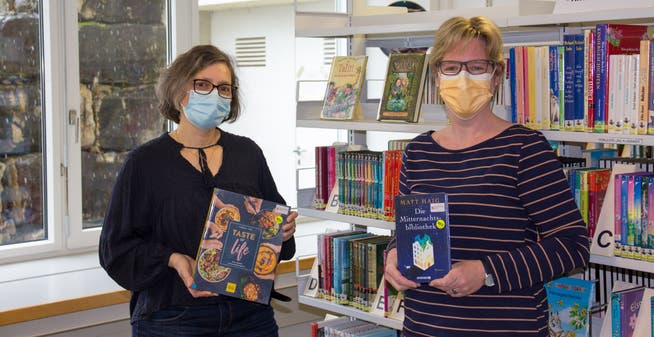 Bibliothek Arni: Leiterin Ines Allenbach (links) und ihre Mitarbeiterin Simone Vetsch zeigen ihre Lesetipps.