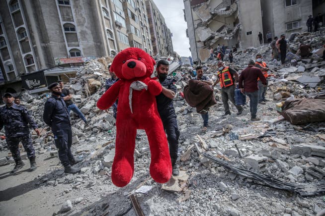 Mehr als 200 Menschen kamen seit dem vergangenen Montag im Heiligen Land ums Leben. In Gaza-Stadt zogen Helfer einen Teddy-Bären aus den Trümmern eines eingestürzten Hauses.