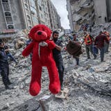 Mehr als 200 Menschen kamen seit dem vergangenen Montag im Heiligen Land ums Leben. In Gaza-Stadt zogen Helfer einen Teddy-Bären aus den Trümmern eines eingestürzten Hauses. (Foto: EPA)