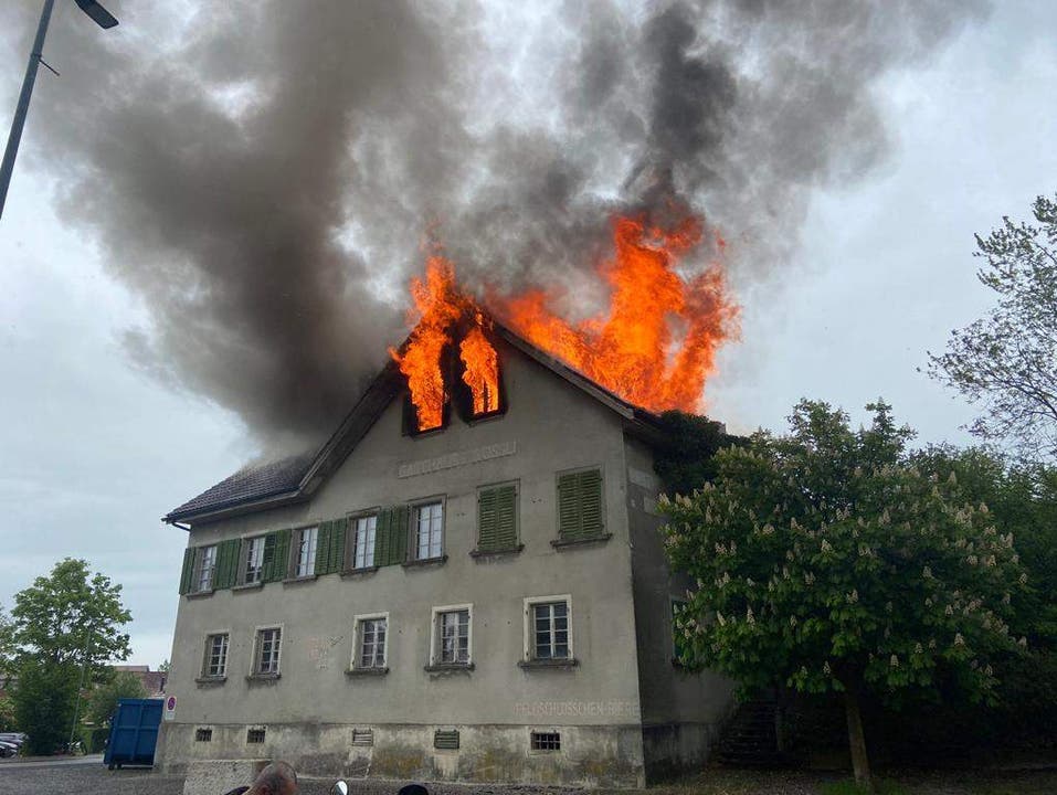 Bünzen AG, 16. Mai: Im ehemaligen Restaurant Rössli brach ein Feuer aus, das das ganze Gebäude verwüstete.