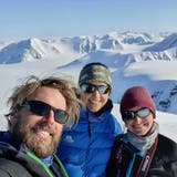 In der kargen Wildnis: Christian Bruttel, Fabienne Meier und Sylvia Gross sind zurzeit auf einer Expedition durch Spitzbergen. Hier stehen sie auf dem Newtontoppen, der mit 1713 Meter über Meer der höchste Berg der Inselgruppe ist. (zvg)