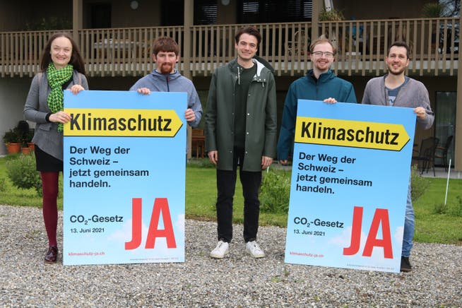 Sunniva Bitschnau (JGLP), Remo Tobler vom Klimastreik Thurgau, Marc Rüdisüli (die Junge Mitte), David Menzi (JEVP) und Simon Vogel (Junge Grüne) werben für ein Ja zum CO2-Gesetz, über das das Volk am 13. Juni an der Urne befinden wird.